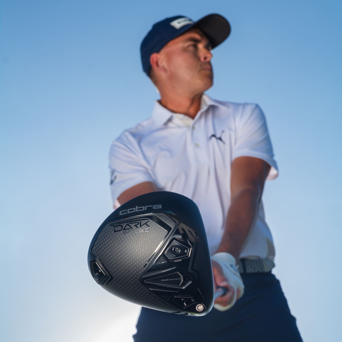 Rickie Fowler mit Golfschläger aus der Perspektive des Golfballs.