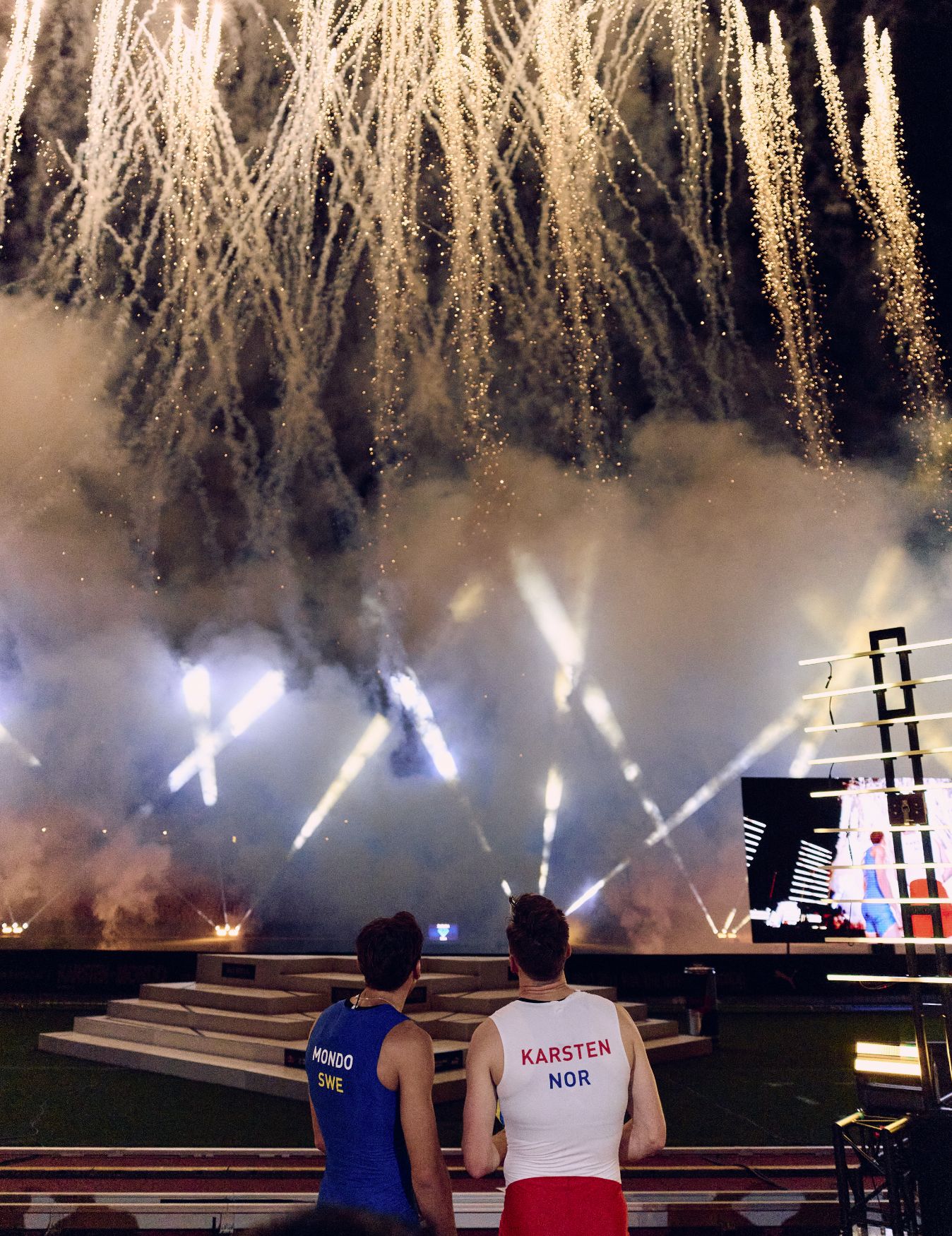 Karsten Warholm und Mondo Duplantis sehen sich bei den Olympischen Spielen gemeinsam ein Feuerwerk an.