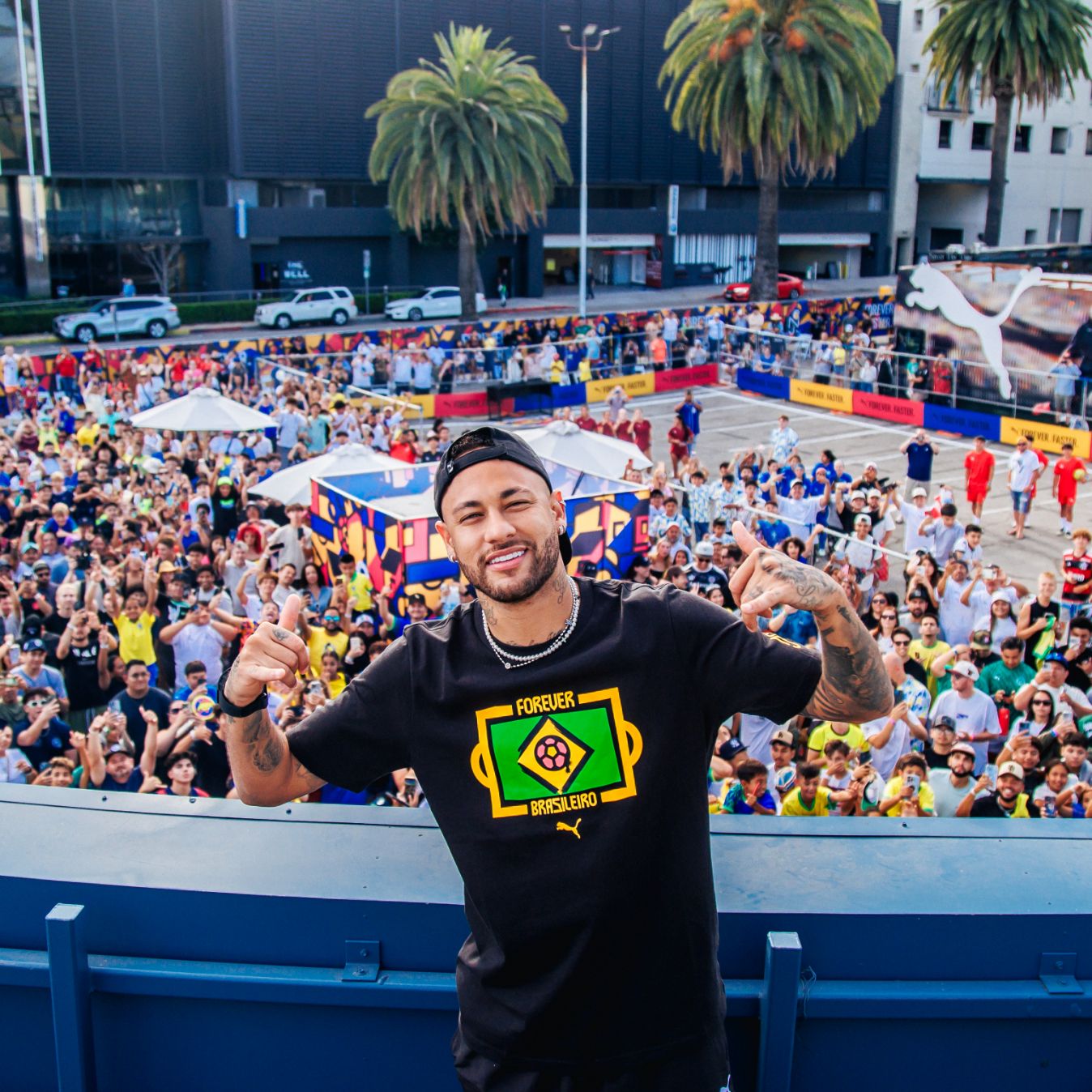 Neymar Jr. posiert vor einer Menschenmenge