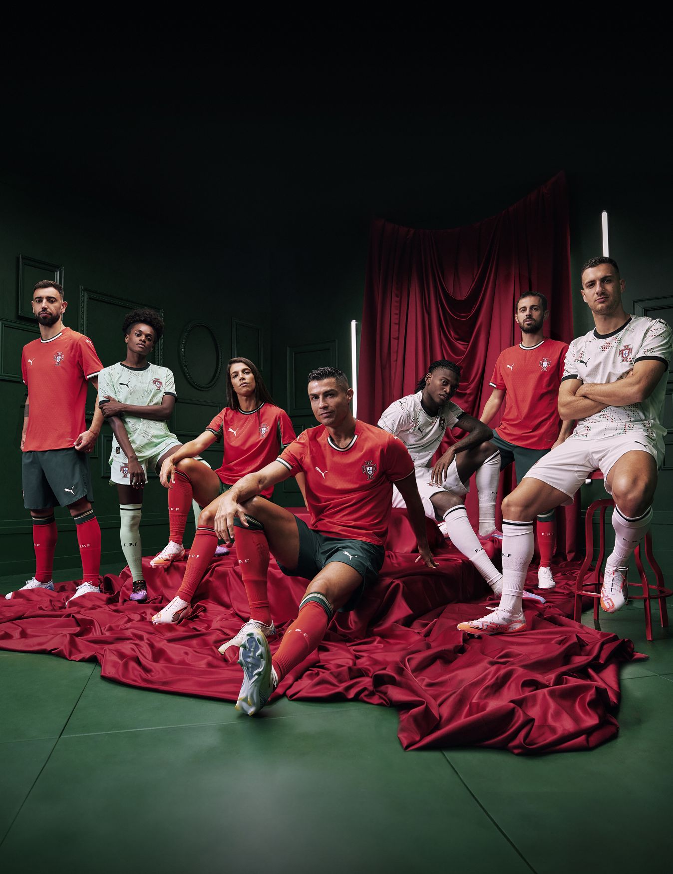 Group picture of well kown portugese football players (Bruno Fernandes, Diana Silva, Fátima Pinto, Cristiano Ronaldo, Rafael Leão, Bernardo Silva, Diogo Dalot), sitting in a mystic, royal setting.