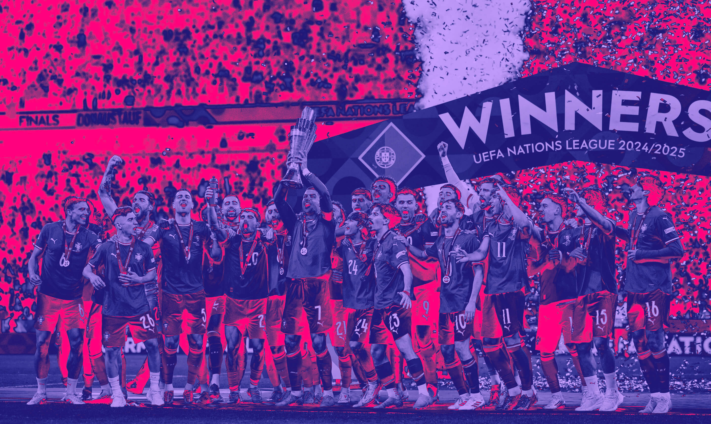 Portugals Fu&szlig;ball-Nationalmannschaft feiert mit Pokal und Medaillen im Stadion umgeben von Konfettiregen nach dem Finalsieg