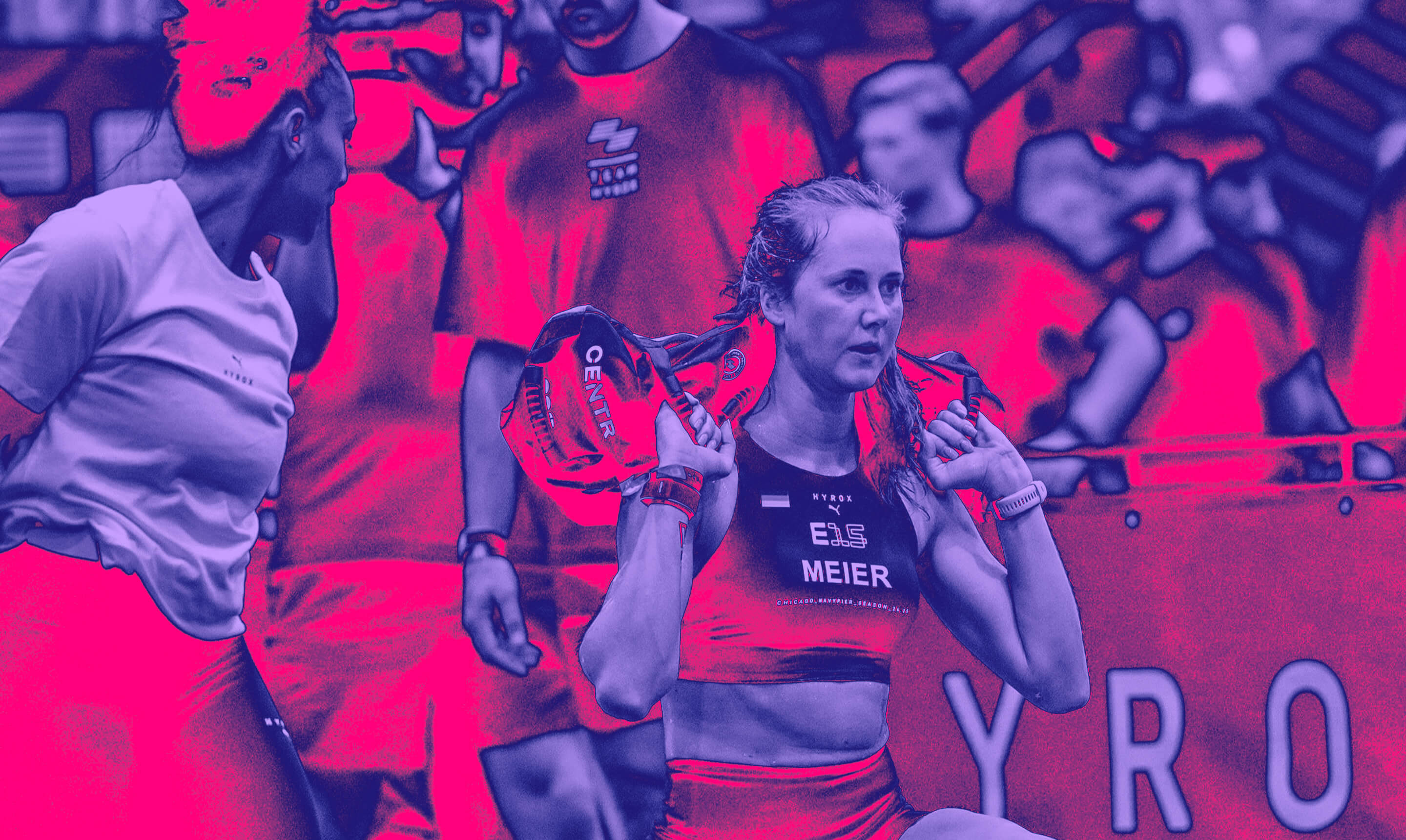 Puma-Athletin Linda Meier tr&auml;gt beim HYROX-Wettkampf einen schweren Sandbag &uuml;ber den Schultern und absolviert konzentriert die Strength-Disziplin